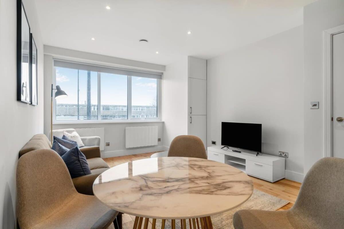 Lovely 1 Bedroom Apartment In The Heart Of Eastleigh Exterior foto